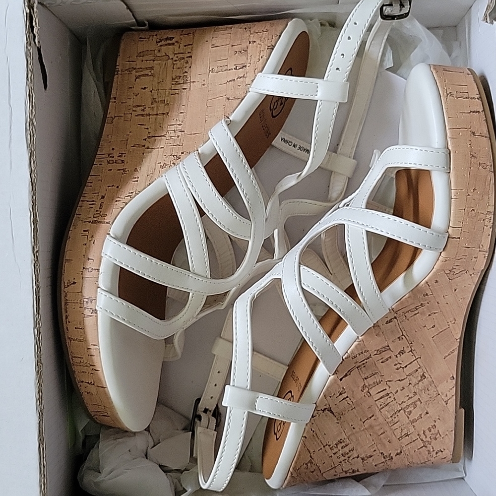 Daisy Fuentes Wedge Sandals White